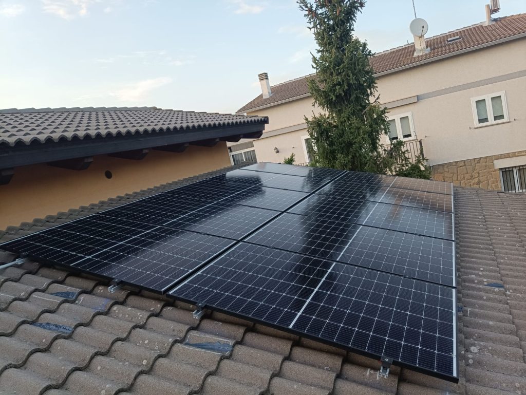 Instal·lació fotovoltaica en residència a Moià de 5,18 kWp amb emmagatzematge (9,6 kWh)