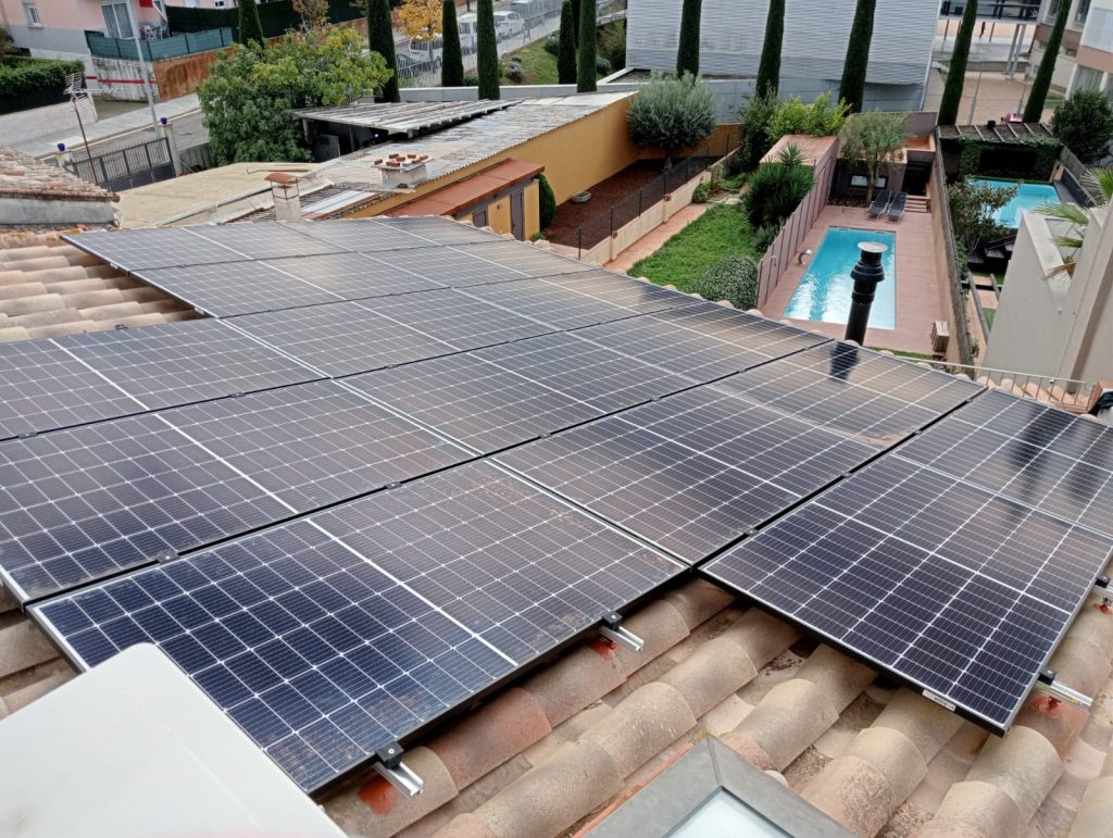 Residencia en La Bisbal de Bages con instalación fotovoltaica de 5,50 kWp y un sistema de almacenamiento de 11,04 kWh