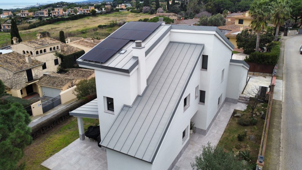 Instal·lació fotovoltaica en residència a Sant Vicenç de Montalt de 9,8 kWp amb emmagatzematge (16 kWh)