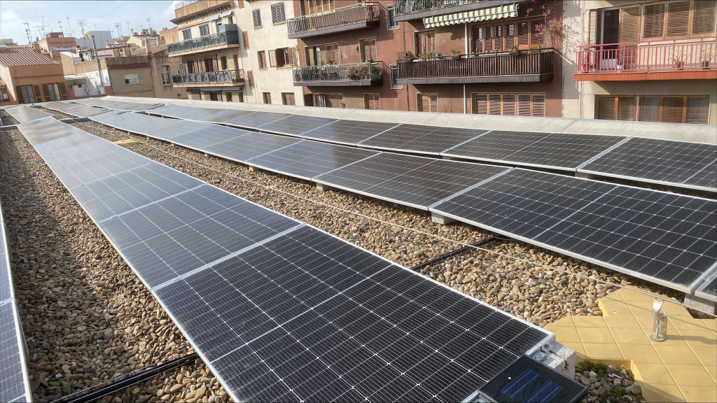 Instal·lació fotovoltaica de 81 kWp a una escola a Mataró, executada per Impulso Solar