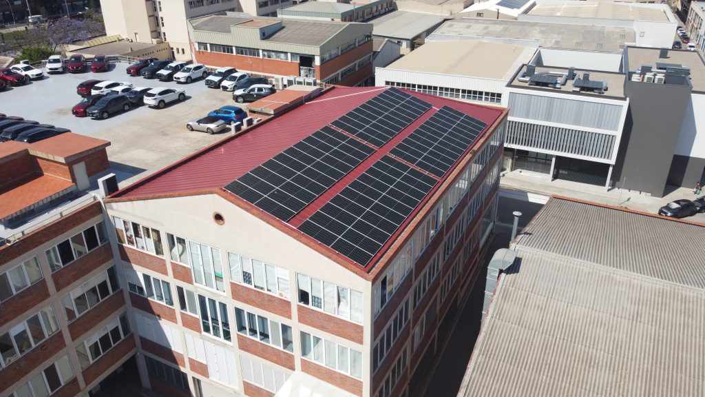 Instal·lació fotovoltaica en edifici d’oficines a Mataró – 41 kWp