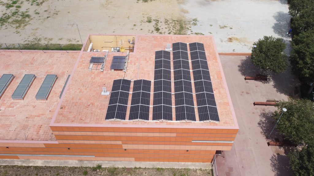 Instal·lació fotovoltaica en Centre d'Atenció Primària a Polinyà, amb una potència de 25 kWp, executada per Impulso Solar