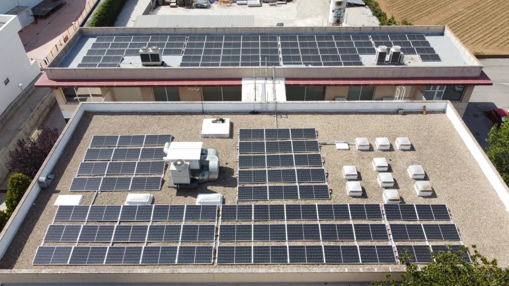Descobreix com l’energia solar pot fer més eficients els edificis de salut: Centre d’Atenció Primària a Montornès del Vallès amb 70 kWp, executat per Impulso Solar.