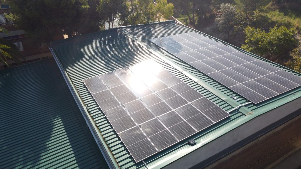 Instal·lació fotovoltaica de 25 kWp a una escola a Mataró, executada per Impulso Solar.