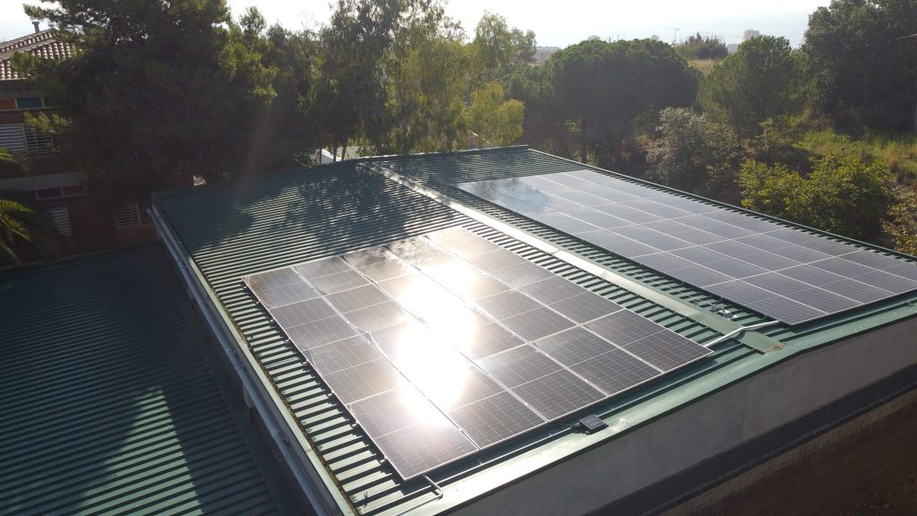 Instal·lació fotovoltaica de 25 kWp a una escola a Mataró, executada per Impulso Solar.