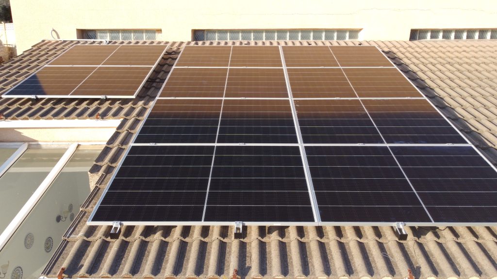 Instal·lació fotovoltaica en una residència a Olesa de Bonesvalls de 5,88 kWp executada per Impulso Solar, que implica un estalvi del 93% en la seva factura elèctrica.