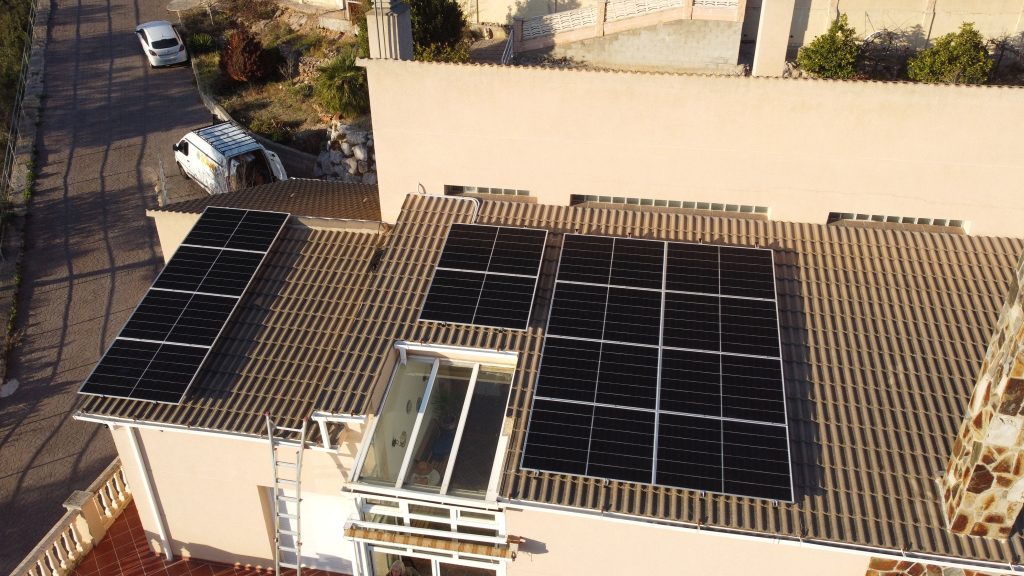 Instal·lació fotovoltaica en una residència a Olesa de Bonesvalls de 5,88 kWp executada per Impulso Solar, que implica un estalvi del 93% en la seva factura elèctrica.