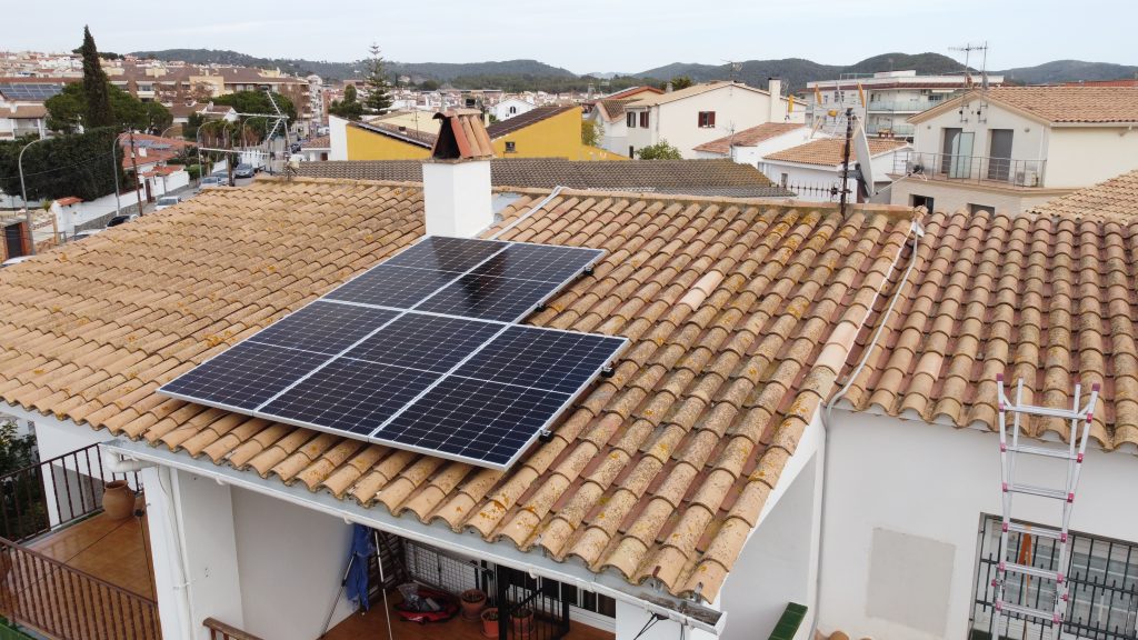 Solució fotovoltaica personalitzada per a 3 residències a Sant Pere de Ribes, dissenyada segons les necessitats energètiques i les característiques de cada habitatge. Inclou bateries d’emmagatzematge per maximitzar l’eficiència i el confort.