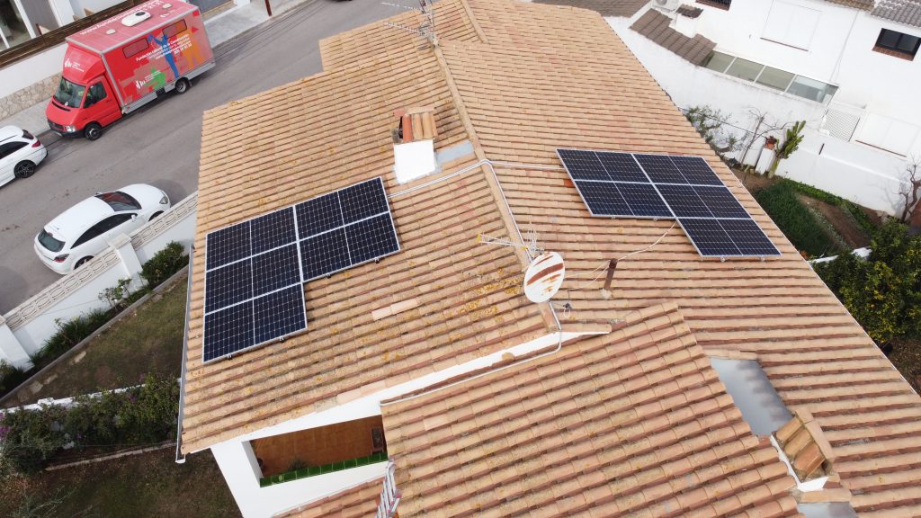 Solució fotovoltaica personalitzada per a 3 residències a Sant Pere de Ribes, dissenyada segons les necessitats energètiques i les característiques de cada habitatge. Inclou bateries d’emmagatzematge per maximitzar l’eficiència i el confort.