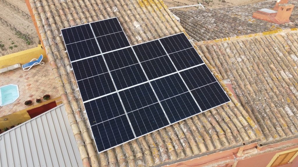 Instal·lació fotovoltaica en una residència a Santa Margarida i els Monjos de 4,2 kWp executada per Impulso Solar, que implica un estalvi del 67% en la seva factura elèctrica.