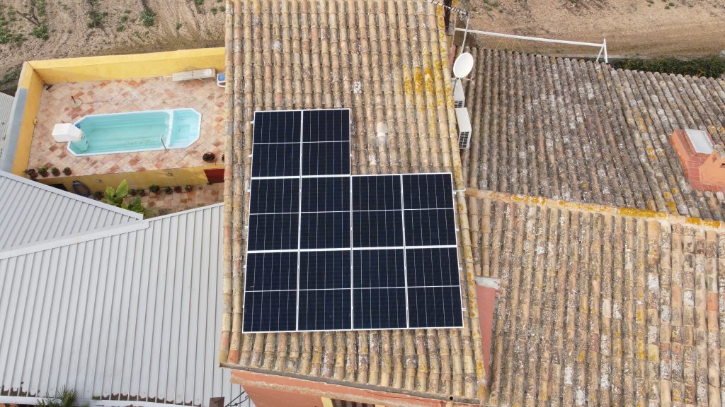 Instal·lació fotovoltaica en una residència a Santa Margarida i els Monjos de 4,2 kWp executada per Impulso Solar, que implica un estalvi del 67% en la seva factura elèctrica.