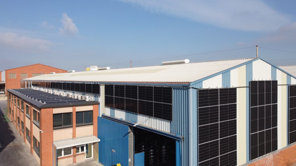 Instal·lació fotovoltaica de 130 kWp i 10 punts de recàrrega a la nau industrial de Hiemesa - Zona Franca al Port de Barcelona amb una solució integrada d’enginyeria per millorar la rendibilitat i la seva transformació energètica.