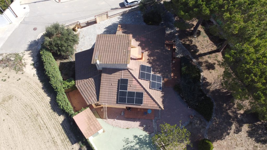 Solució fotovoltaica personalitzada per a 4 residències a Torrelles de Foix, dissenyada segons les necessitats energètiques i les característiques de cada habitatge. Inclou bateries d’emmagatzematge per maximitzar l’eficiència i el confort