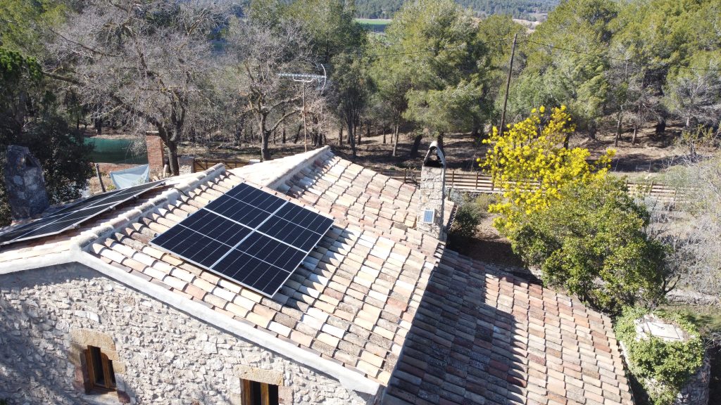 Solució fotovoltaica personalitzada per a 4 residències a Torrelles de Foix, dissenyada segons les necessitats energètiques i les característiques de cada habitatge. Inclou bateries d’emmagatzematge per maximitzar l’eficiència i el confort