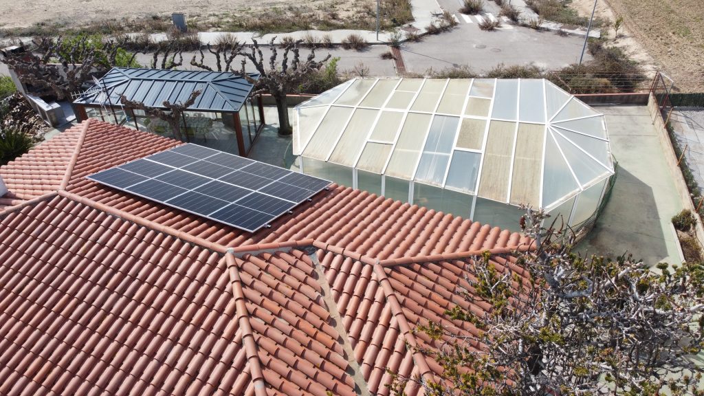 Instal·lació fotovoltaica en una residència a Sant Martí Sarroca de 3,36 kWp executada per Impulso Solar, que implica un estalvi del 91% en la seva factura elèctrica.