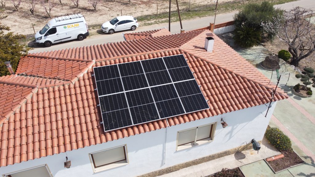 Instal·lació fotovoltaica en una residència a Sant Martí Sarroca de 3,36 kWp executada per Impulso Solar, que implica un estalvi del 91% en la seva factura elèctrica.