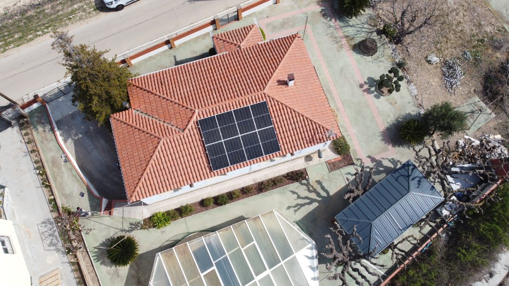 Instal·lació fotovoltaica en una residència a Sant Martí Sarroca de 3,36 kWp executada per Impulso Solar, que implica un estalvi del 91% en la seva factura elèctrica.