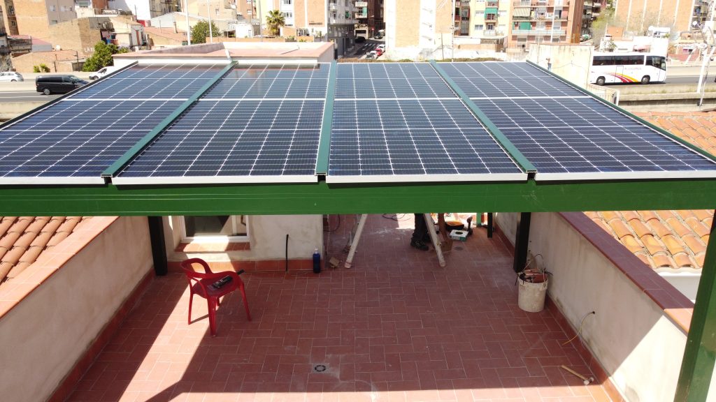 Solució fotovoltaica personalitzada per a 16 residències a Badalona, dissenyada segons les necessitats energètiques i les característiques de cada habitatge. Inclou bateries d’emmagatzematge i pèrgoles solars per maximitzar l’eficiència i el confort.