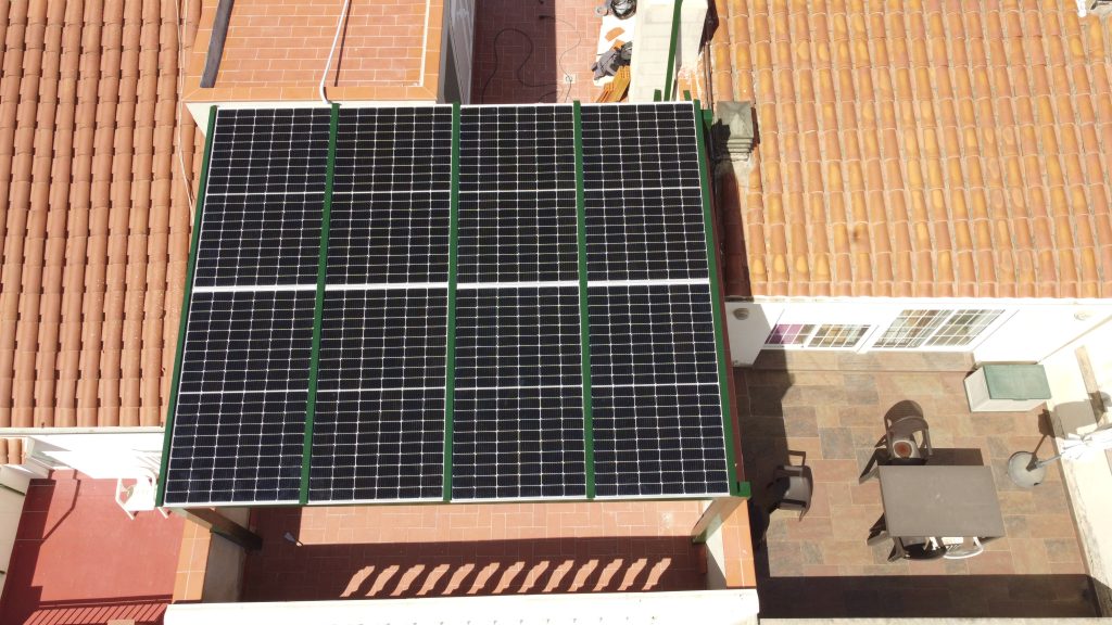 Solució fotovoltaica personalitzada per a 16 residències a Badalona, dissenyada segons les necessitats energètiques i les característiques de cada habitatge. Inclou bateries d’emmagatzematge i pèrgoles solars per maximitzar l’eficiència i el confort.