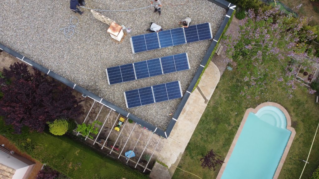Instal·lació fotovoltaica en una residència a Vilobí del Penedès de 3,36 kWp executada per Impulso Solar, que implica un estalvi del 74% en la seva factura elèctrica.