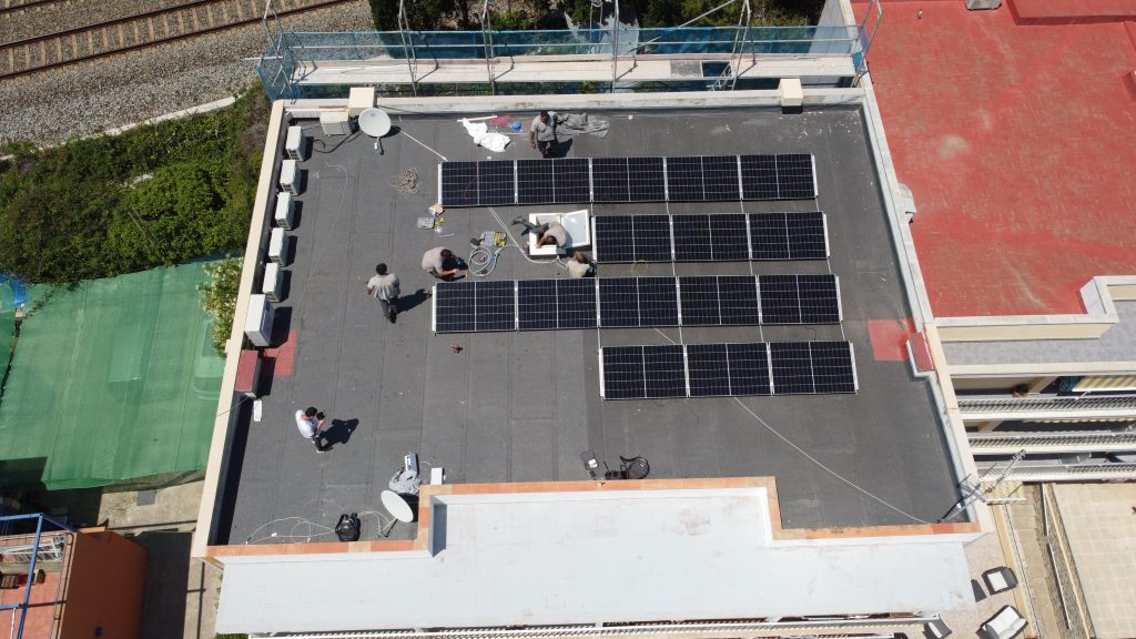 Solució fotovoltaica personalitzada per a 15 residències a Vilanova i la Geltrú, dissenyada segons les necessitats energètiques i les característiques de cada habitatge. Inclou bateries d’emmagatzematge i pèrgoles solars per maximitzar l’eficiència i el confort.