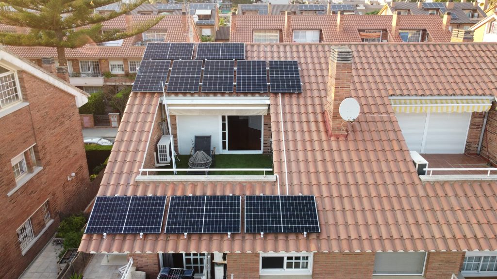 Instal·lació fotovoltaica en residència a Moià de 5,18 kWp amb emmagatzematge (9,6 kWh)