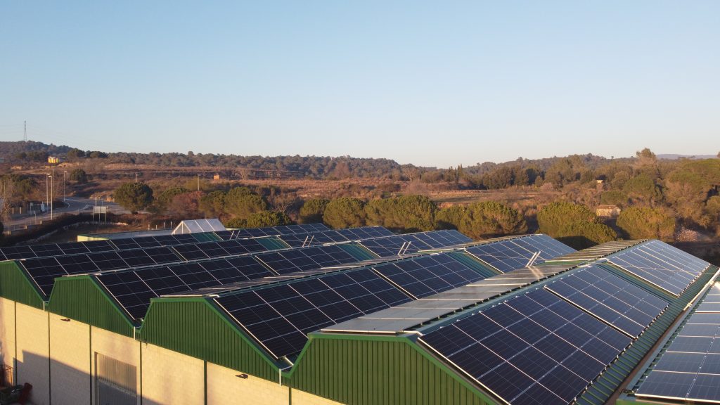Instal·lació fotovoltaica a la indústria alimentària: Suquipa ja genera el 20% del seu consum energètic amb energia solar, aconseguint un estalvi superior a 30.000 € anuals.