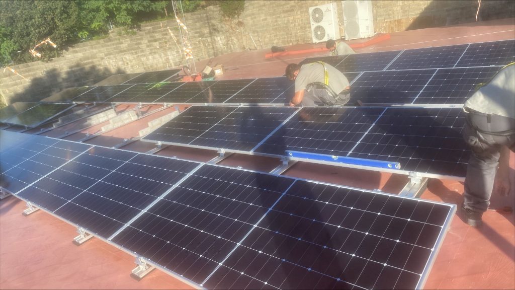 Els serveis municipals també poden aprofitar l’energia solar per ser més eficients. Instal·lació fotovoltaica de 12,65 kWp a l’edifici de la Policia Local de Corbera de Llobregat, executada per Impulso Solar, per reduir el consum energètic i millorar l’eficiència del servei.