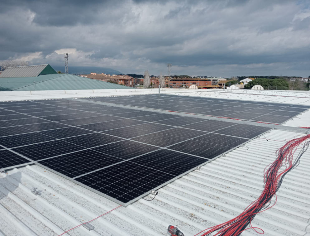 Instal·lació fotovoltaica al Pavelló de Cardedeu executada per Impulso Solar | 108,9 kWp
