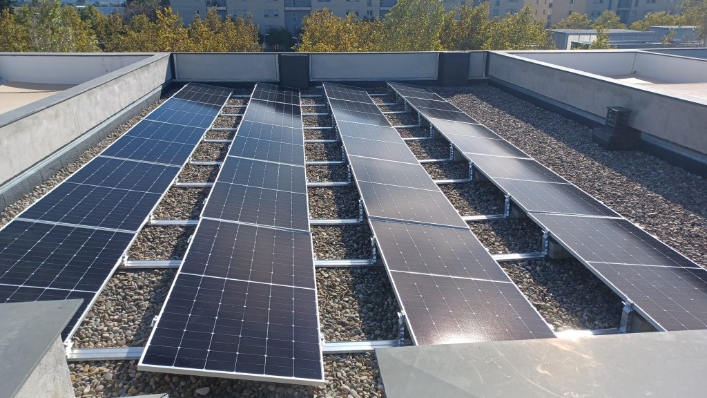 Descobreix com l’energia solar pot fer més eficients els edificis de salut: CAP Vilafranca del Penedès amb 70,18 kWp, executat per Impulso Solar.