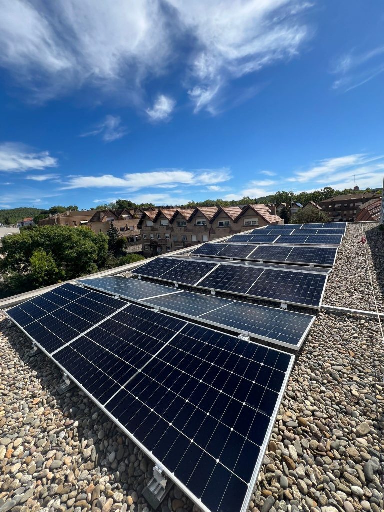 L’energia fotovoltaica pot tenir un impacte positiu en totes les etapes de la vida. Impulso Solar va executar la instal·lació de 29,9 kWp al Centre de Dia de Begues, que atén i millora la qualitat de vida de la gent gran.