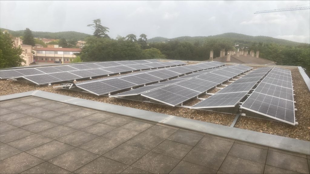 Instal·lació fotovoltaica de 65,5 kWp al Centre Cívic El Roure – Begues, executada per Impulso Solar.