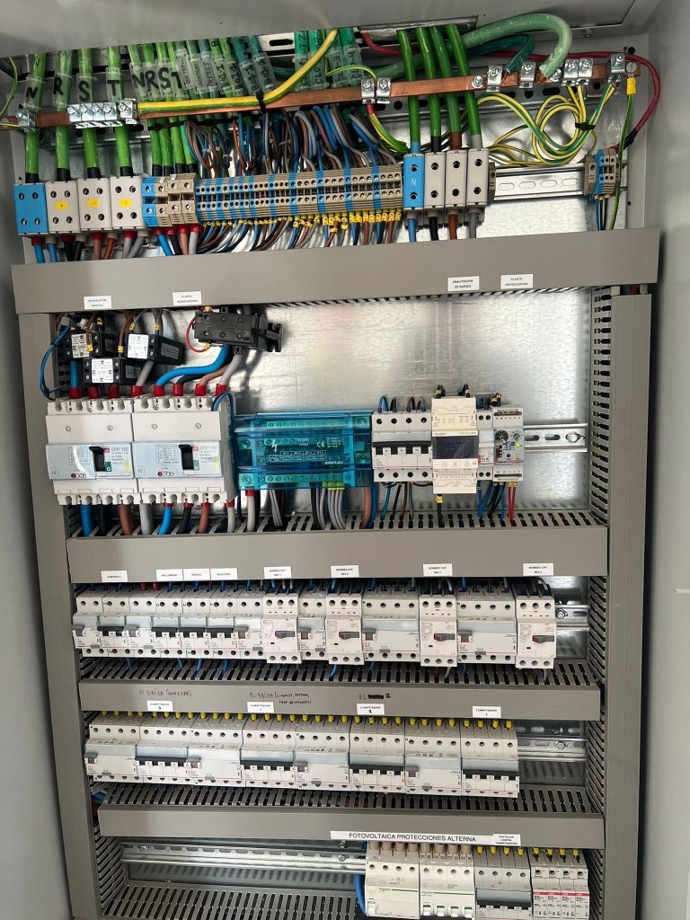 L’energia fotovoltaica pot tenir un impacte positiu en totes les etapes de la vida. Impulso Solar va executar la instal·lació de 29,9 kWp al Centre de Dia de Begues, que atén i millora la qualitat de vida de la gent gran.