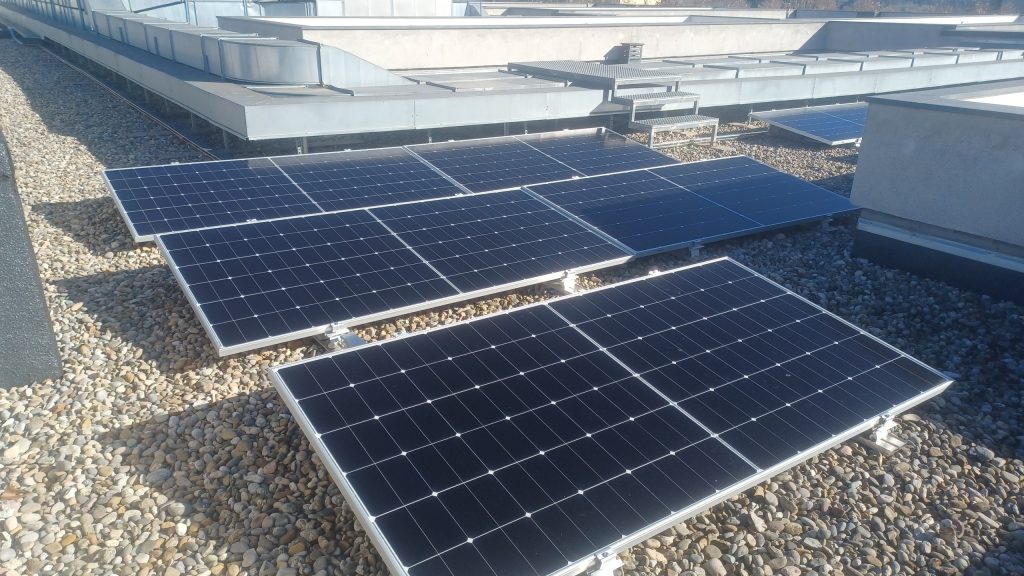 Descobreix com l’energia solar pot fer més eficients els edificis de salut: CAP Vilafranca del Penedès amb 70,18 kWp, executat per Impulso Solar.