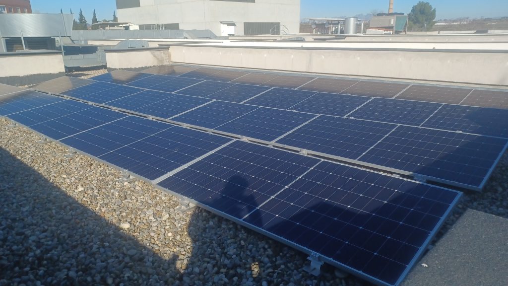 Descobreix com l’energia solar pot fer més eficients els edificis de salut: CAP Vilafranca del Penedès amb 70,18 kWp, executat per Impulso Solar.