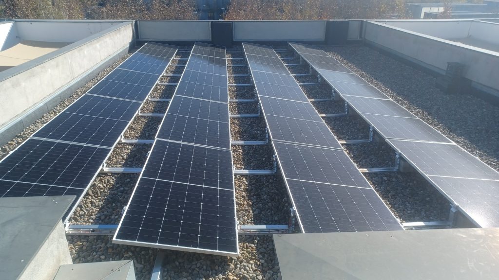 Descobreix com l’energia solar pot fer més eficients els edificis de salut: CAP Vilafranca del Penedès amb 70,18 kWp, executat per Impulso Solar.