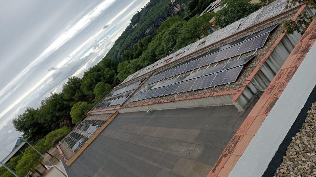 Instal·lació fotovoltaica de 110,4 kWp a l’escola Puig d’Agulles de Corbera de Llobregat executada per Impulso Solar