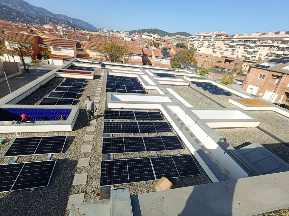 Descobreix com l’energia solar pot fer més eficients els edificis sanitaris: CAP Castellar del Vallès amb 65,54 kWp, executat per Impulso Solar.