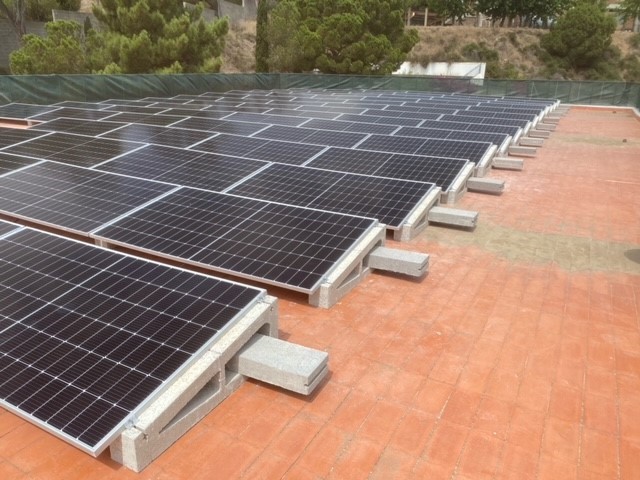 Instal·lació fotovoltaica de 40 kWp a una escola a Mataró, executada per Impulso Solar.