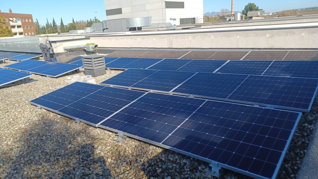 Descobreix com l’energia solar pot fer més eficients els edificis de salut: CAP Vilafranca del Penedès amb 70,18 kWp, executat per Impulso Solar.