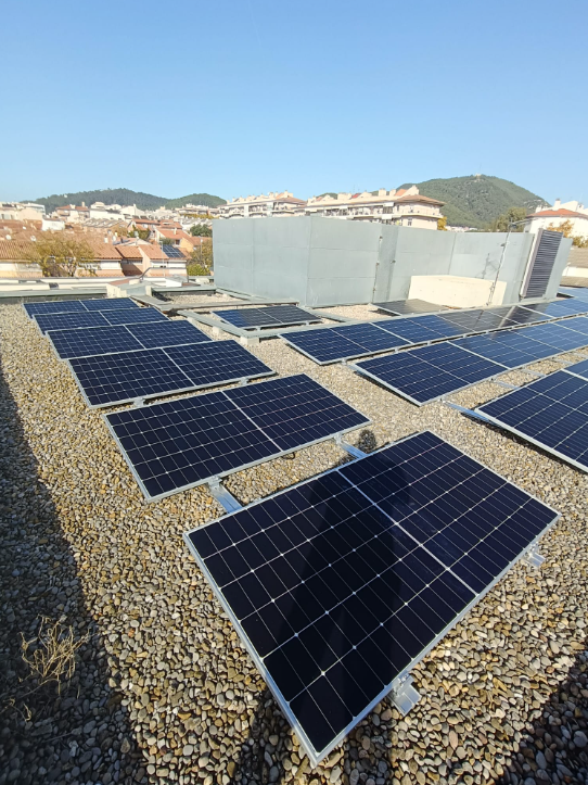 Descobreix com l’energia solar pot fer més eficients els edificis sanitaris: CAP Castellar del Vallès amb 65,54 kWp, executat per Impulso Solar.