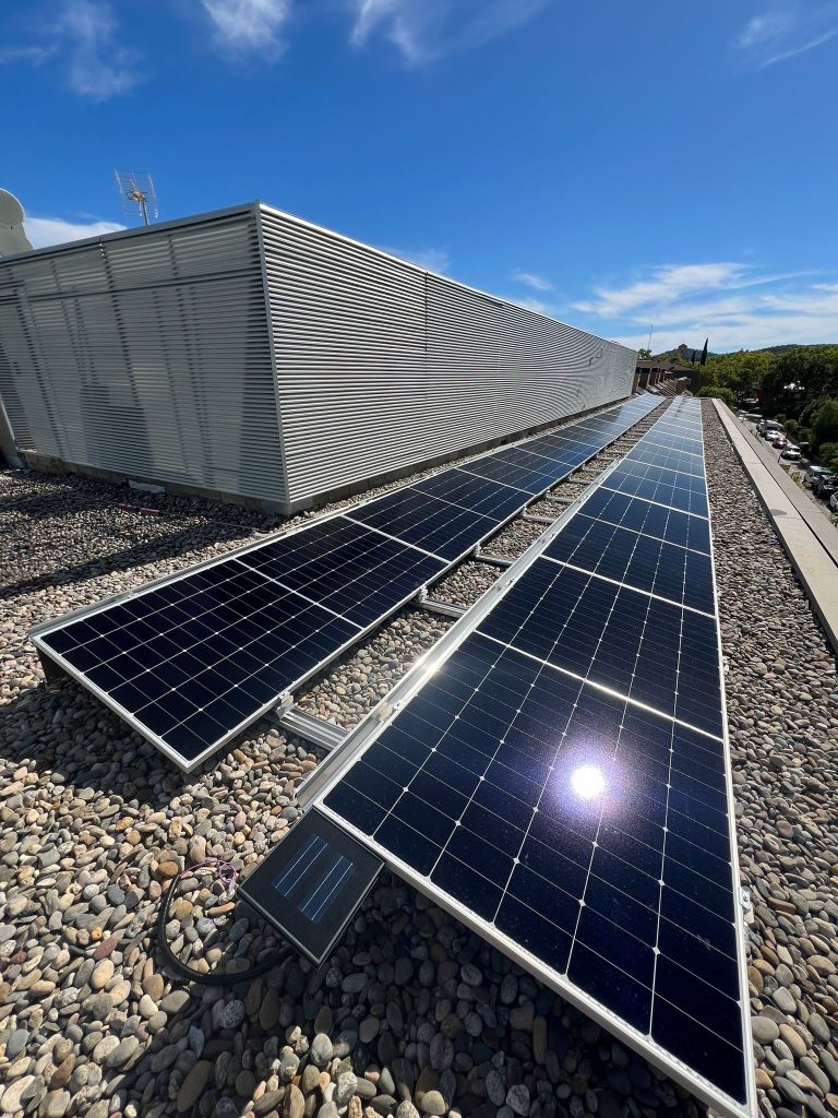 L’energia fotovoltaica pot tenir un impacte positiu en totes les etapes de la vida. Impulso Solar va executar la instal·lació de 29,9 kWp al Centre de Dia de Begues, que atén i millora la qualitat de vida de la gent gran.