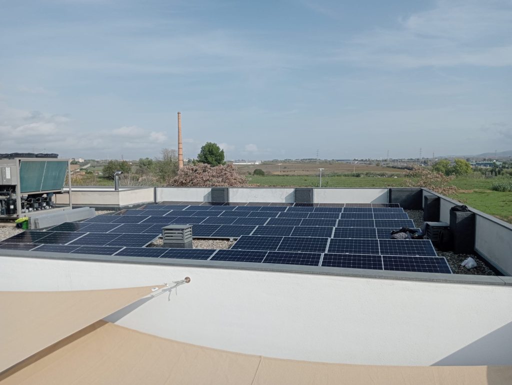 Descobreix com l’energia solar pot fer més eficients els edificis de salut: CAP Vilafranca del Penedès amb 70,18 kWp, executat per Impulso Solar.