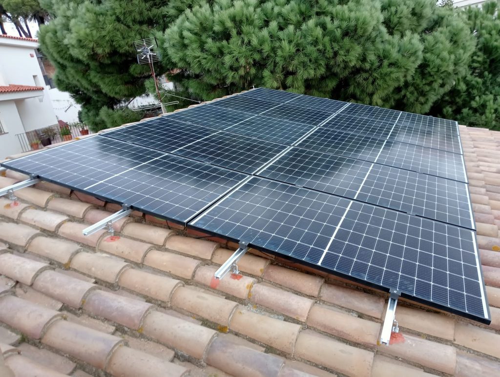 Instal·lació fotovoltaica residencial a Arenys de Munt de 5,18 kWp amb sistema d’emmagatzematge de 9,6 kWh