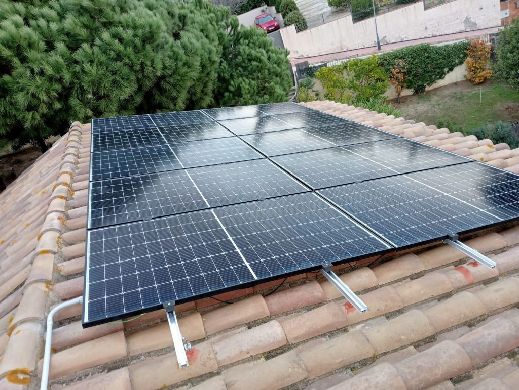 Instal·lació fotovoltaica residencial a Arenys de Munt de 5,18 kWp amb sistema d’emmagatzematge de 9,6 kWh