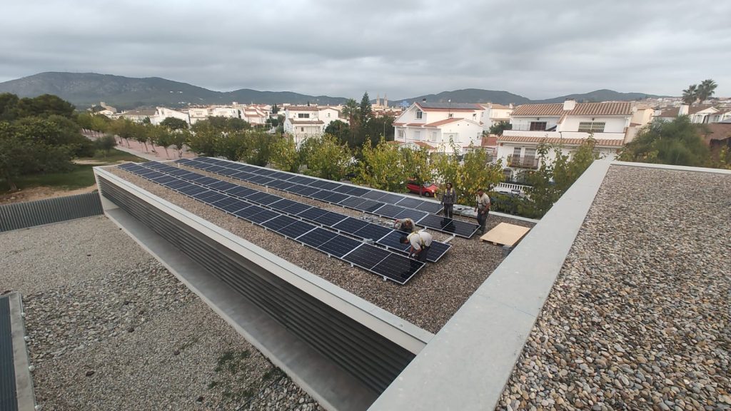 Descobreix com l’energia solar pot fer més eficients els edificis de salut: CAP Sant Pere de Ribes amb 55,1 kWp, executat per Impulso Solar.