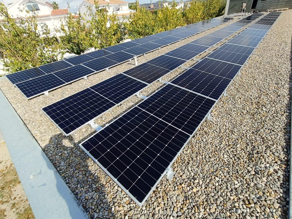 Descobreix com l’energia solar pot fer més eficients els edificis de salut: CAP Sant Pere de Ribes amb 55,1 kWp, executat per Impulso Solar.