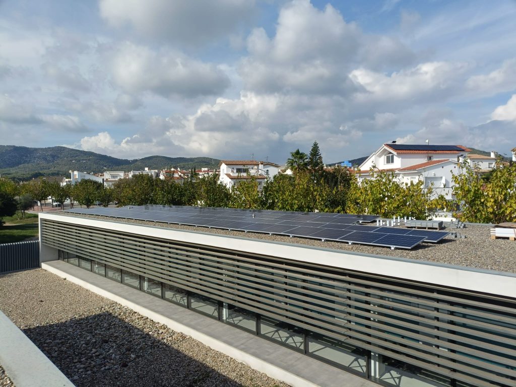 Descobreix com l’energia solar pot fer més eficients els edificis de salut: CAP Sant Pere de Ribes amb 55,1 kWp, executat per Impulso Solar.