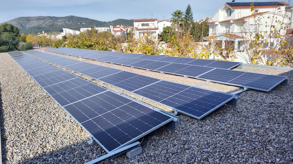 Descobreix com l’energia solar pot fer més eficients els edificis de salut: CAP Sant Pere de Ribes amb 55,1 kWp, executat per Impulso Solar.