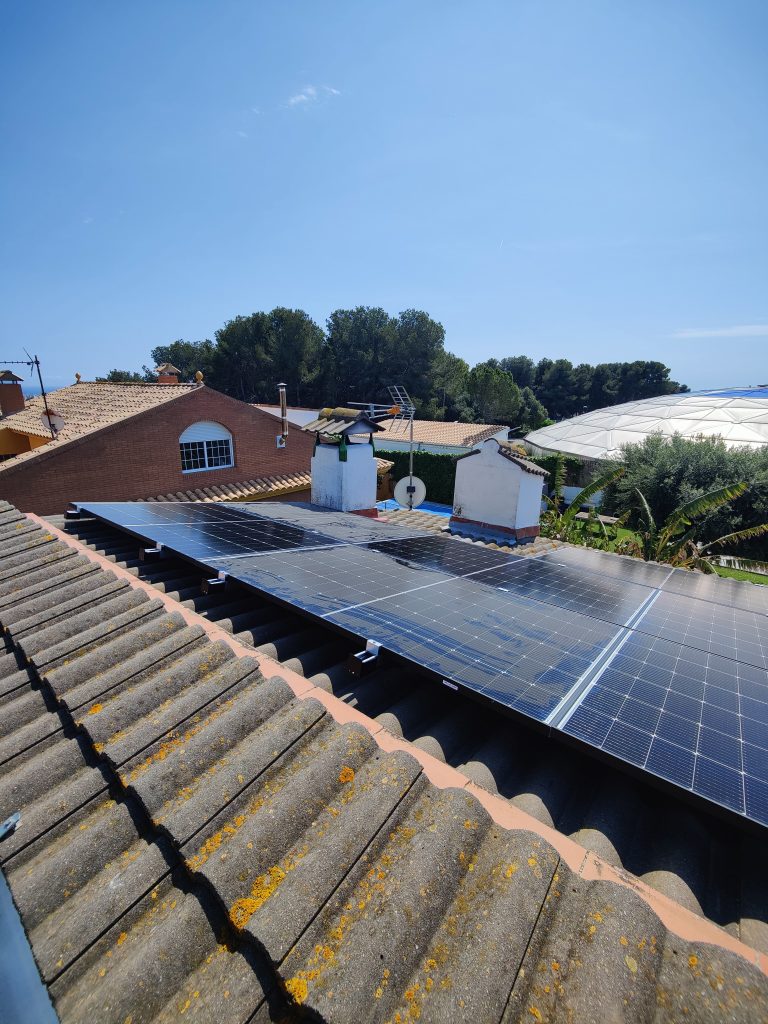 Solució fotovoltaica personalitzada per a 15 residències a Vilanova i la Geltrú, dissenyada segons les necessitats energètiques i les característiques de cada habitatge. Inclou bateries d’emmagatzematge i pèrgoles solars per maximitzar l’eficiència i el confort.